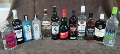 de nombreuses bouteilles d'alcool alignées sur une chaise
