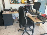 Un bureau d'angle à plateau en stratifié bois clair sur pièt… (photo 2)