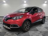 une voiture rouge est garée sur le sol en damier d'un garage