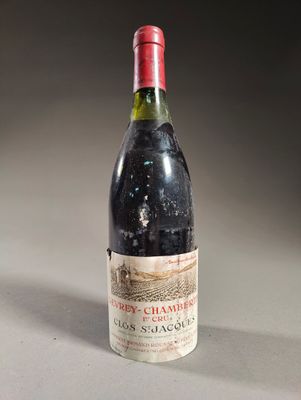 une bouteille de vin posée sur une table