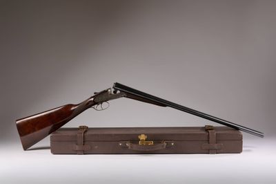un vieux pistolet dans un étui en bois sur fond blanc