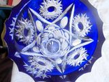une assiette en verre bleu ornée d'un motif en forme d'étoile