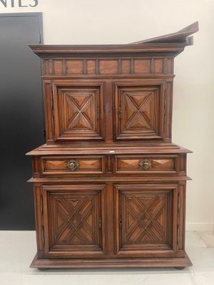Buffet deux corps en noyer à décor mouluré de pointes de dia…
