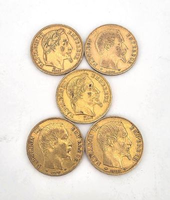 cinq souverains d'or de tailles et de formes différentes