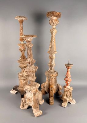 Ensemble de quatre pique cierges en bois sculpté. - Photo 1