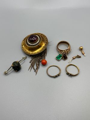 un gros plan sur un tas de bagues posées sur une table