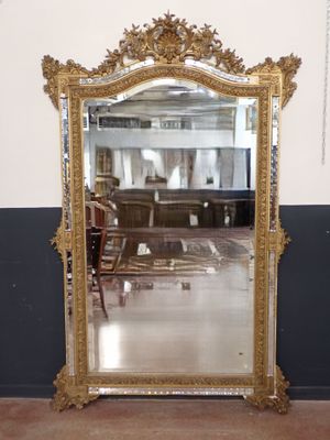un miroir posé sur le sol d'une pièce