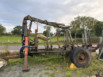 un tracteur qui est garé dans l'herbe près d'une clôture