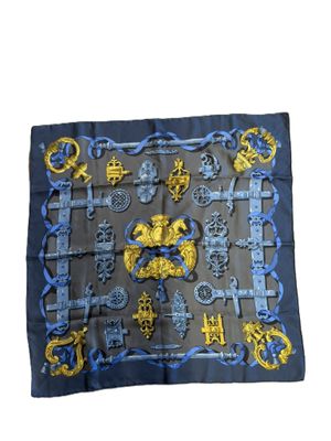 foulard carré en soie bleu et jaune, orné d'un motif représentant des lions et des clés
