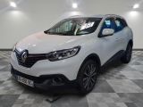 la voiture blanche est garée dans le garage sur un sol en damier
