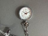 une montre à gousset en argent à laquelle est attachée une chaîne