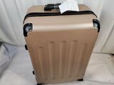 une valise posée sur un lit