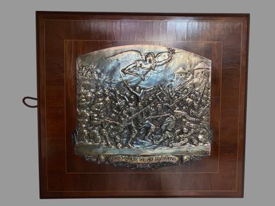 une photo d'une plaque métallique accrochée au mur