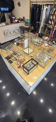 une vitrine en verre au milieu d'une pièce