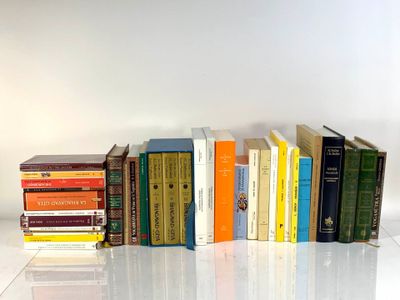 un grand nombre de livres posés sur une table