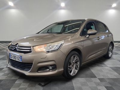La nouvelle Citroën est garée dans un showroom au sol carrelé d'un motif en damier.