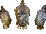 trois statues de bouddhas exposées sur un fond blanc