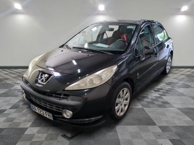 la photo d'une voiture noire garée dans un garage