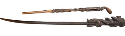 une paire de poignards anciens et usés sur fond blanc