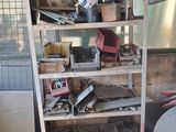 une étagère chargée d'objets dans un garage