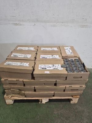 une pile de cartons contenant des articles divers, posée sur une palette
