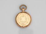 une image représentant une montre de poche en or ornée d'un médaillon