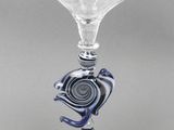 une image représentant un vase en verre orné d'un oiseau