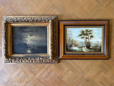 deux tableaux encadrés accrochés côte à côte sur un mur en bois