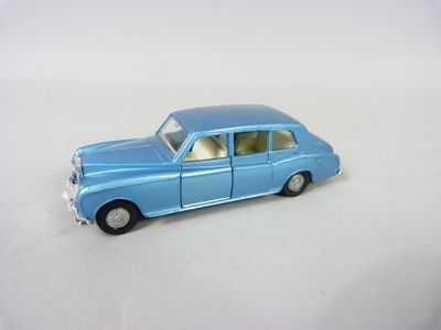 une voiture jouet posée sur une surface blanche