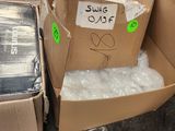 deux cartons contenant des articles emballés dans du plastique, dans un entrepôt