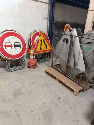 de nombreux panneaux posés sur une palette