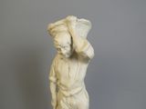 statue en marbre représentant un garçon coiffé d'un chapeau