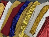 tout un tas de vêtements de différentes couleurs posés sur une table