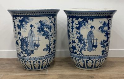 deux vases bleus et blancs posés sur un parquet