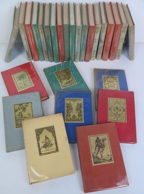 plusieurs livres empilés les uns sur les autres sur une table