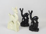deux figurines d'animaux en noir et blanc sur fond blanc