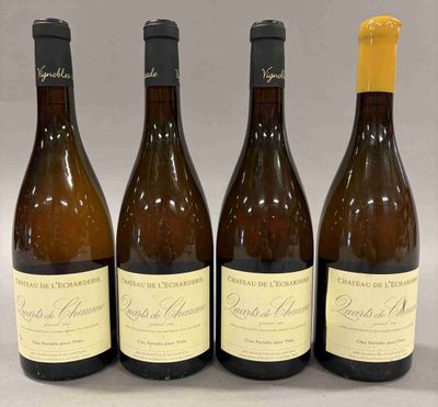 trois bouteilles de vin sont alignées sur une table