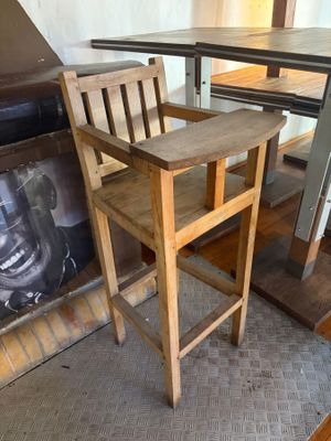une chaise en bois et une table devant une cheminée
