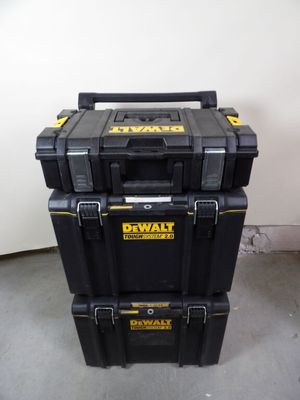 des coffres à outils Dewwell empilés les uns sur les autres dans une pièce