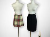 Deux mannequins sont placés côte à côte sur un présentoir