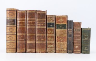 plusieurs vieux livres sont alignés sur une surface blanche