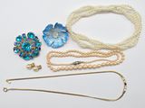beaucoup de bijoux posés sur la table