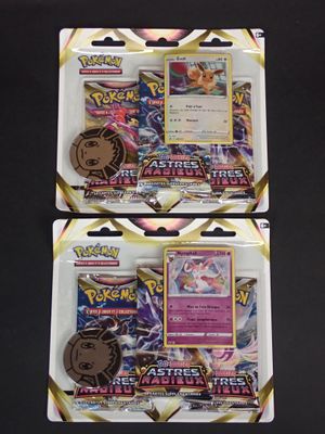deux paquets de cartes à collectionner Pokémon sur fond noir