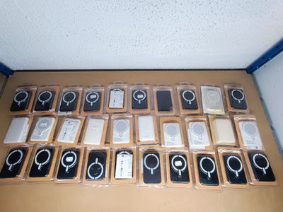 une image représentant une boîte contenant des iPods et d'autres appareils électroniques