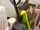 une photo d'une pièce encombrée où l'on voit une machine à laver et une pile de cartons