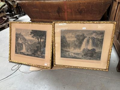 deux photos encadrées représentant une cascade dans une pièce