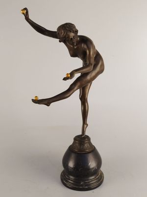 statue en bronze représentant une femme tenant une raquette de tennis, posée sur un socle