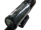 une image représentant une lampe de poche posée sur un support