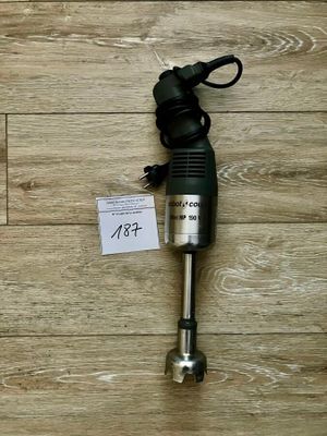 une photo d'une perceuse à main posée sur un parquet