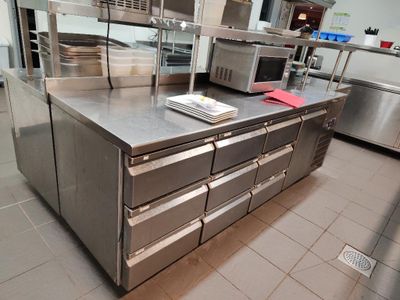 un grand comptoir en acier inoxydable dans une cuisine commerciale